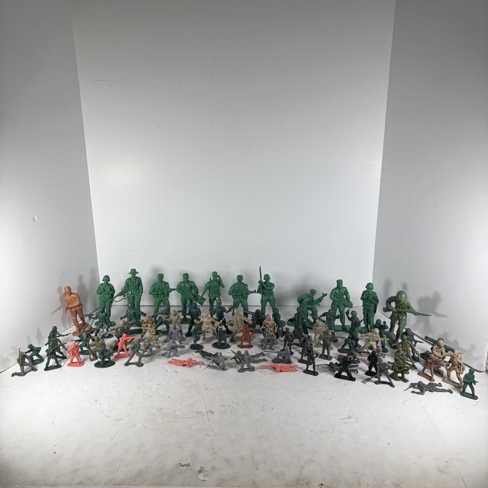 Big Lot Of Vintage Plastic Army Men Soldiers Various Sizes & Colors
